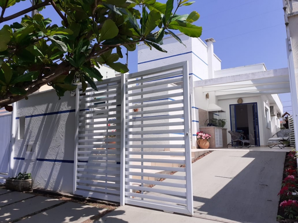 VENDO CASA COM 02 SUITES NO BA